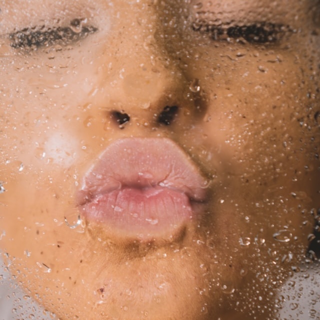 Behandlung mit Hyaluronsäure Nahaufnahme von vollen Lippen